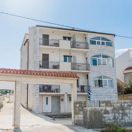 1 Bedroom Front In דירה סלאטינה